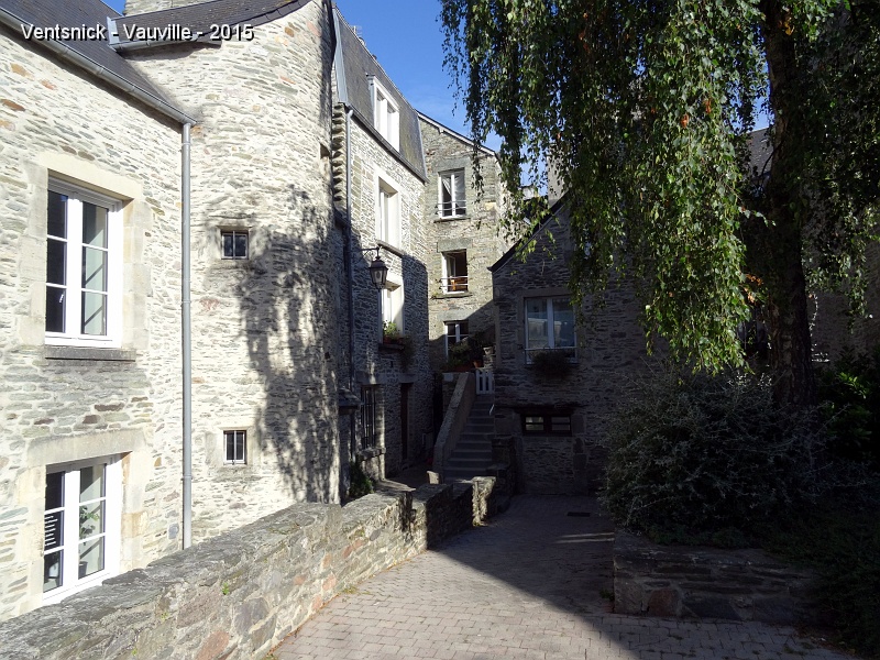 cherbourg 4.jpg - ... L'arrière de maisons accessible par un boël (boyau) qui ont conservé une tourelle ...